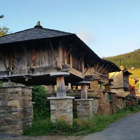 A Casa Do Retratista * A Pontenova